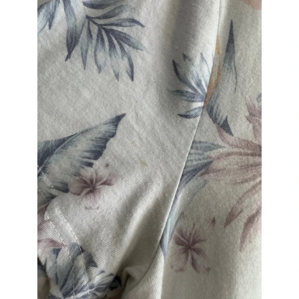 Hollister Curved Hem Tee Mens Small White cotton Tropical Floral Print Aloha - Picture 2 of 3